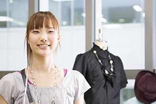 ほほえむ女性