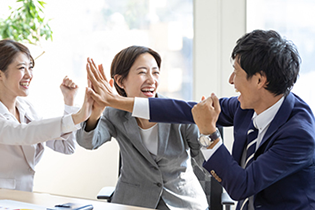 ハイタッチする人たち
