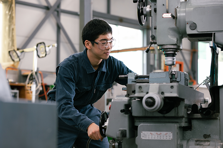 機械を操作する様子